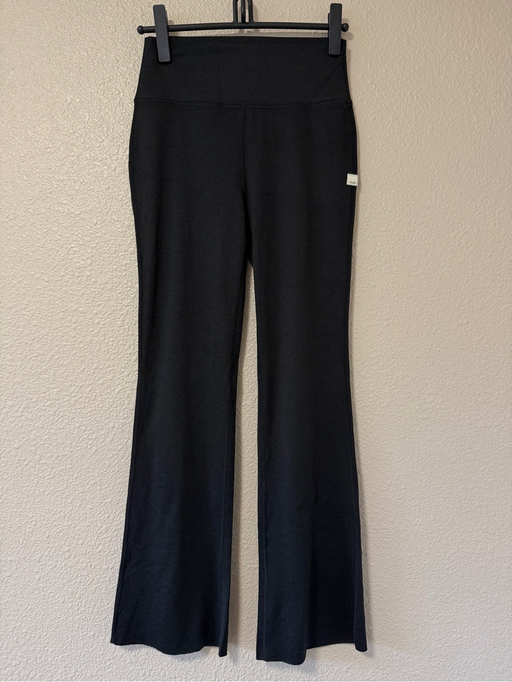 NWOT Vuori Halo Slim Flare Pant Yoga Athleisure Everyday Chic DreamKnit Black M - Picture 5 of 8